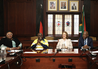 Grotheer mit Mitgliedern des Durban City Council in einem holzgetäfelten Sitzungsraum